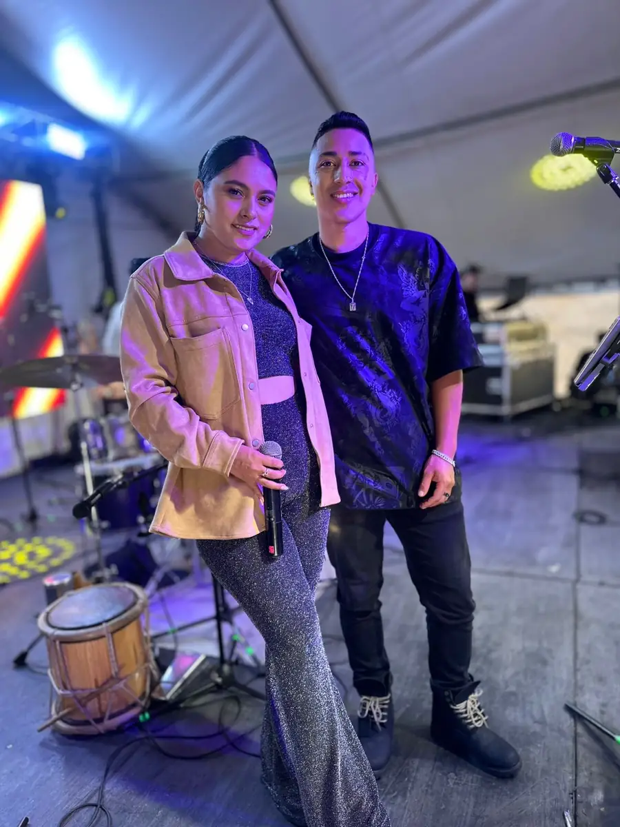 DK Musick, dueto vocal de música popular, cantando en tarima en un evento en Bogotá