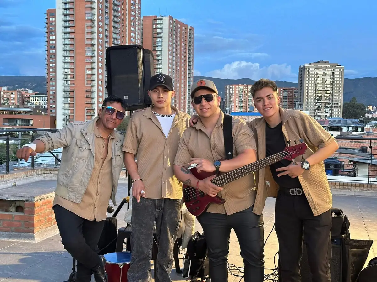Agrupación de serenatas en una terraza de Bogotá con la ciudad al fondo